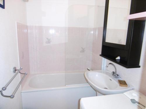 une salle de bain avec un lavabo, une baignoire et des toilettes dans l'établissement Maisonnette 3 pièces 5 personnes à 200 m de la plage - MIKAEL, à Sarzeau