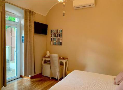 1 dormitorio con cama, escritorio y ventana en CERNAIA ROOM en La Spezia