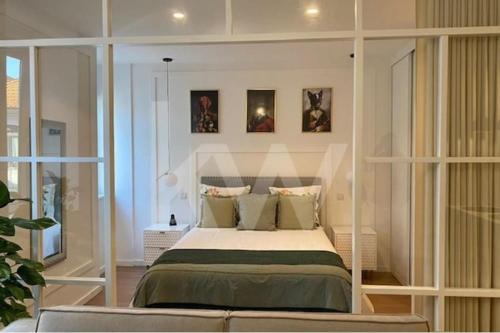 - une chambre avec un lit dans l'établissement Casa Moliceiro Verde, à Aveiro
