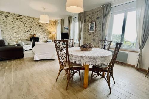 jadalnia ze stołem i krzesłami oraz salon w obiekcie Ti-maen - La maison de pierres w mieście Roscanvel
