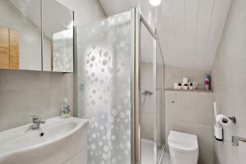 3BR Duplex Penthouse Harrow centre في هارو: حمام مع دش ومغسلة ومرحاض