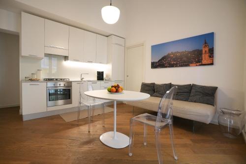 una cucina e un soggiorno con tavolo e divano di Keys of Sicily a Modica
