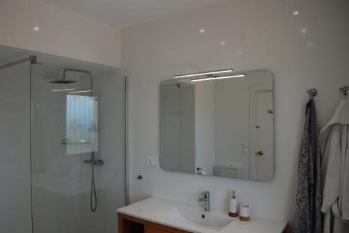 een badkamer met een wastafel en een spiegel bij Casa Calahonda in Sitio de Calahonda