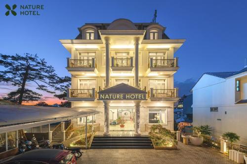duży biały budynek z napisem "hotel morski" w obiekcie Nature Hotel w mieście Da Lat