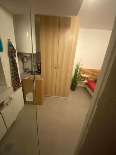 un couloir d'un petit appartement avec une chambre dans l'établissement Bel Appartement 1 chambre à 50m de la plage, à Sète
