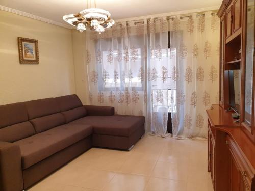un soggiorno con divano e TV di Apartamento Ángel en Palma a Benidorm