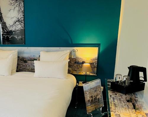 Ένα ή περισσότερα κρεβάτια σε δωμάτιο στο Hotel Le Cardinal Rueil Centre