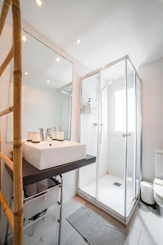 a bathroom with a sink and a glass shower at Apartamento La Tana centro in Granada