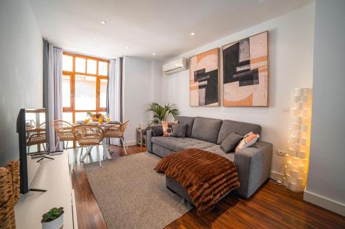 a living room with a couch and a table at Apartamento La Tana centro in Granada