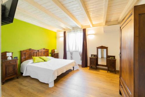 a bedroom with a bed and a green wall at Agriturismo Torsivì in Castiglione Chiavarese