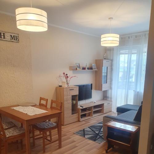 Televízia a/alebo spoločenská miestnosť v ubytovaní Apartament na Wydmie Ustka