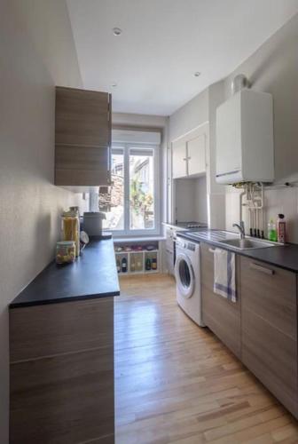 Il comprend une cuisine équipée d'un lave-linge et d'un sèche-linge. dans l'établissement Le Fauriel - Fibre - Netflix/Disney+/Prime, à Saint-Étienne