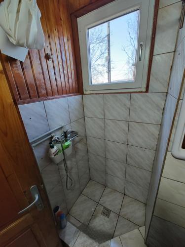 niewielka łazienka z prysznicem i oknem w obiekcie Casa cu Terase w mieście Syhot Marmaroski