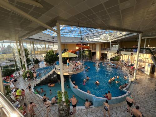 un groupe de personnes dans une piscine dans un bâtiment dans l'établissement Hotel Alinalex - Paradisul Acvatic, à Braşov