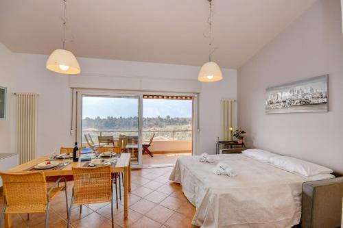 een slaapkamer met een bed en een tafel en een eetkamer bij Residence Kormorano Malcesine Apt 52 in Malcesine