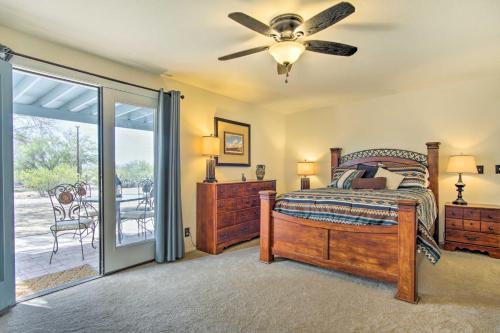 um quarto com uma cama e uma ventoinha de tecto em Sunny Tucson Home with Patios on 5 Acres! em Tucson