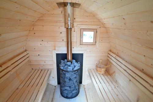 クルシュコフツェにあるDomki Całoroczne Osada Zbójecka Janduraの木造キャビン内の暖炉付きの部屋