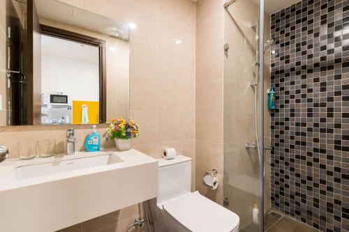 een badkamer met een wastafel en een douche bij Stylish Studio The Tresor in Ho Chi Minh-stad