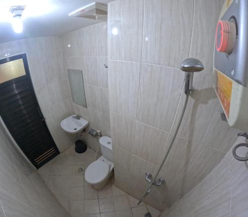 een badkamer met een toilet en een wastafel bij We Stay Apartemen at Babarsari A3-18 in Seturan