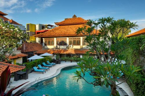 レギャンにあるRoyal Tunjung Hotel & Villa Legian - CHSE Certifiedのスイミングプール付きのリゾートのイメージ