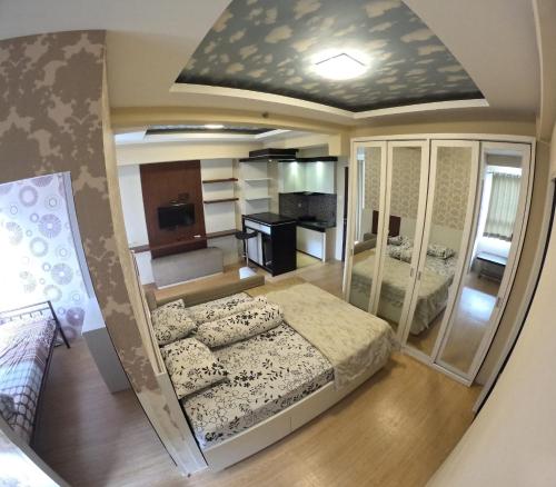 uma vista aérea de um quarto com 2 camas em We Stay Apartemen at Babarsari A3-18 em Seturan