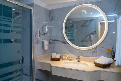 een badkamer met een wastafel en een spiegel bij Adalya Art Side in Side