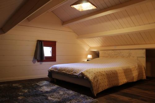 Ένα ή περισσότερα κρεβάτια σε δωμάτιο στο Chalet cosy en lisière de forêt