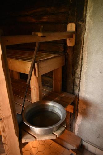 Aseo de metal en una habitación con suelo de madera en Portaan Nahkurinverstas, en Porras