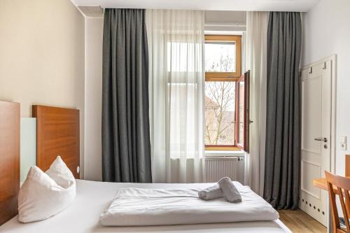 um quarto de hotel com uma cama e uma janela em Hotel Graf Zeppelin em Constança