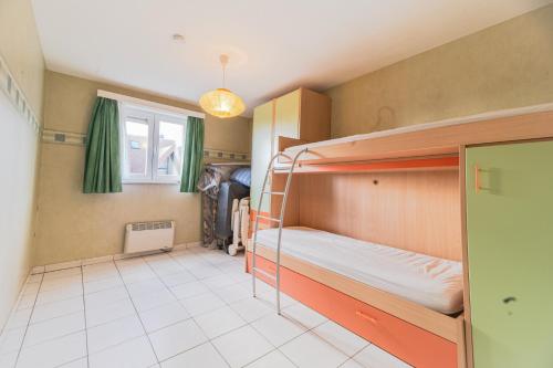 ein Schlafzimmer mit einem Etagenbett in einem Zimmer in der Unterkunft Euro IV 0306 in Middelkerke