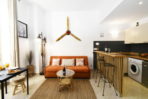 un salon avec un canapé et une cuisine dans l'établissement Tou'Can YourHostHelper, à Cannes
