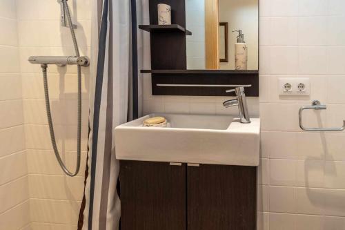 een badkamer met een wastafel en een douche bij Port de Llançà 34 Apartamento con vistas playa in Girona