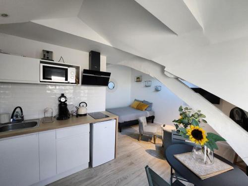 une cuisine et un salon avec une cuisine et un salon dans l'établissement Le Yellow Korner - lit neuf, à Rouen