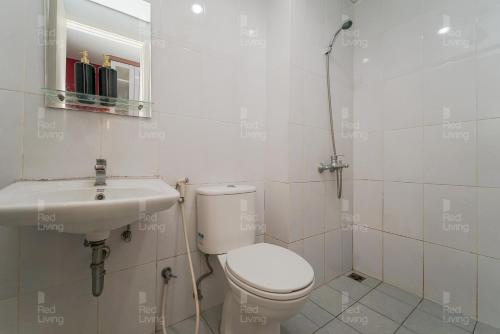 La salle de bains est pourvue de toilettes et d'un lavabo. dans l'établissement RedLiving Apartemen Patra Land Urbano - Kamarku Tower Mid-West, à Bekasi