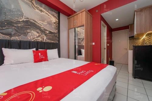 - une chambre avec un grand lit et une couverture rouge dans l'établissement RedLiving Apartemen Patra Land Urbano - Kamarku Tower Mid-West, à Bekasi
