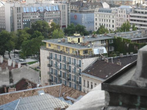 Pemandangan umum bagi Budapest atau pemandangan bandar yang diambil dari apartmen