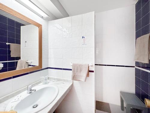 a bathroom with a sink and a mirror at Apartamentos Laguna in Puerto Rico de Gran Canaria