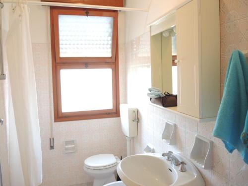 A bathroom at Nice apartment with balcony and beautiful view - By Beahost Rentals
