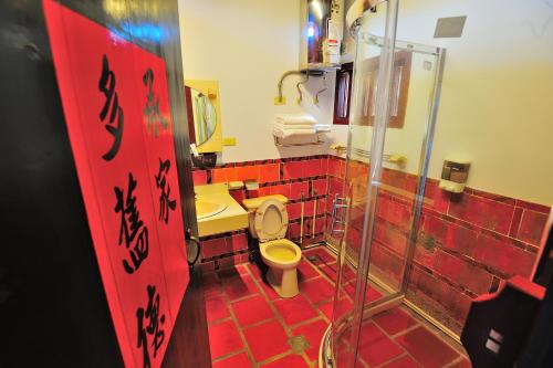 e bagno con servizi igienici e doccia. di Feng Mao Lin Zhi a Jincheng