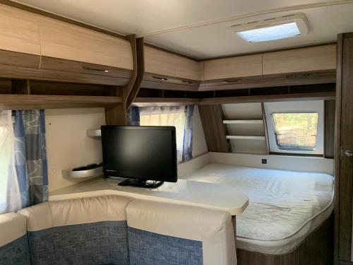 Postel nebo postele na pokoji v ubytování Przyczepy VIP - Ośrodek na Klifie Village - Hel Helska 11