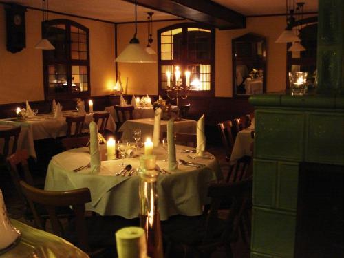 una sala da pranzo con tavoli e candele di Gasthof zur Schwane ad Abtswind