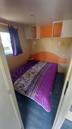 Postel nebo postele na pokoji v ubytování BUNGALOW CAMPING COULUMIERE