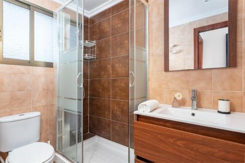 łazienka z prysznicem, toaletą i umywalką w obiekcie Torrequebrada terrace by Costarentals - Ref 76 w mieście Benalmádena