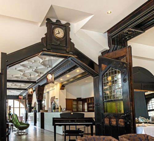 eine Uhr, die von der Decke eines Restaurants hängt in der Unterkunft Hotel Graf Zeppelin in Konstanz