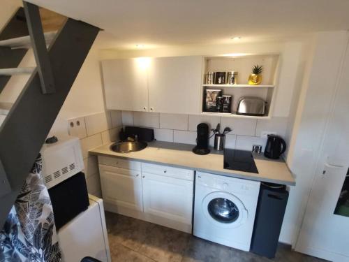 une petite cuisine avec un lave-linge. dans l'établissement Esprit Cocooning -proche centre-, à Toulon