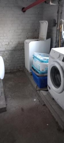 een badkamer met een toilet en een wasmachine bij Wenceslas cobergher appartement I in Boutersem