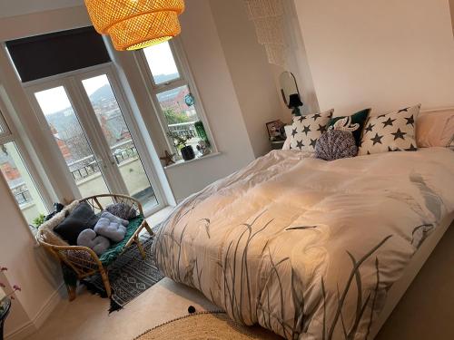 Schlafzimmer mit einem Bett und einem Fenster in der Unterkunft Seadream Luxury Holiday Home with Hot Tub Sleeps 6 in Scarborough