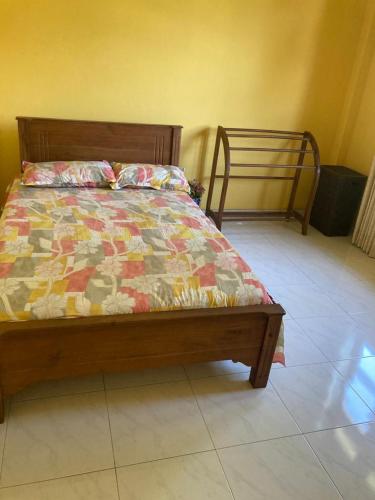Una cama con edredón en una habitación en Kenz Villa en Colombo