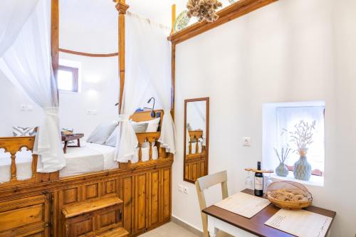 1 dormitorio con 1 cama y escritorio con mesa en LIOGERMA en Olympos