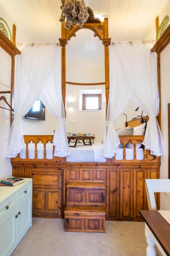 OlymposにあるLIOGERMAの部屋に浴槽と洗面台があるバスルーム